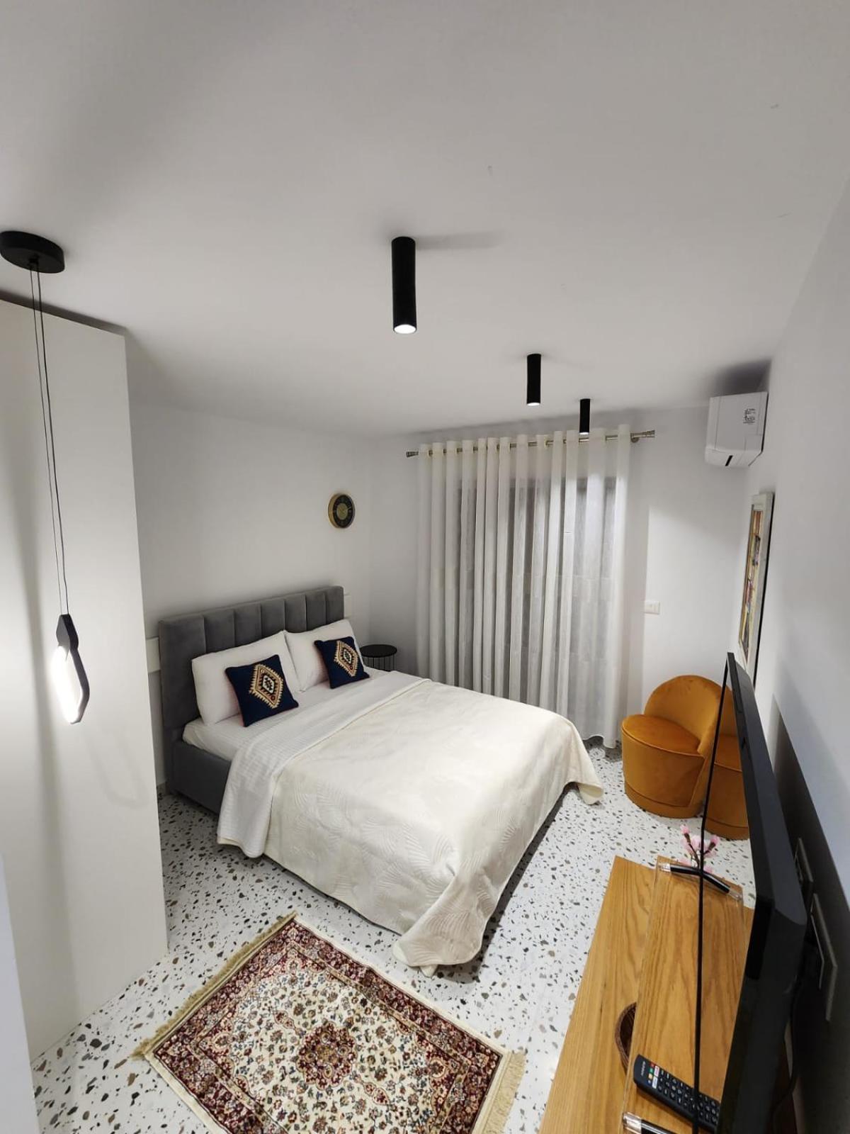 Pietro Guesthouse 3 Тирана Екстер'єр фото