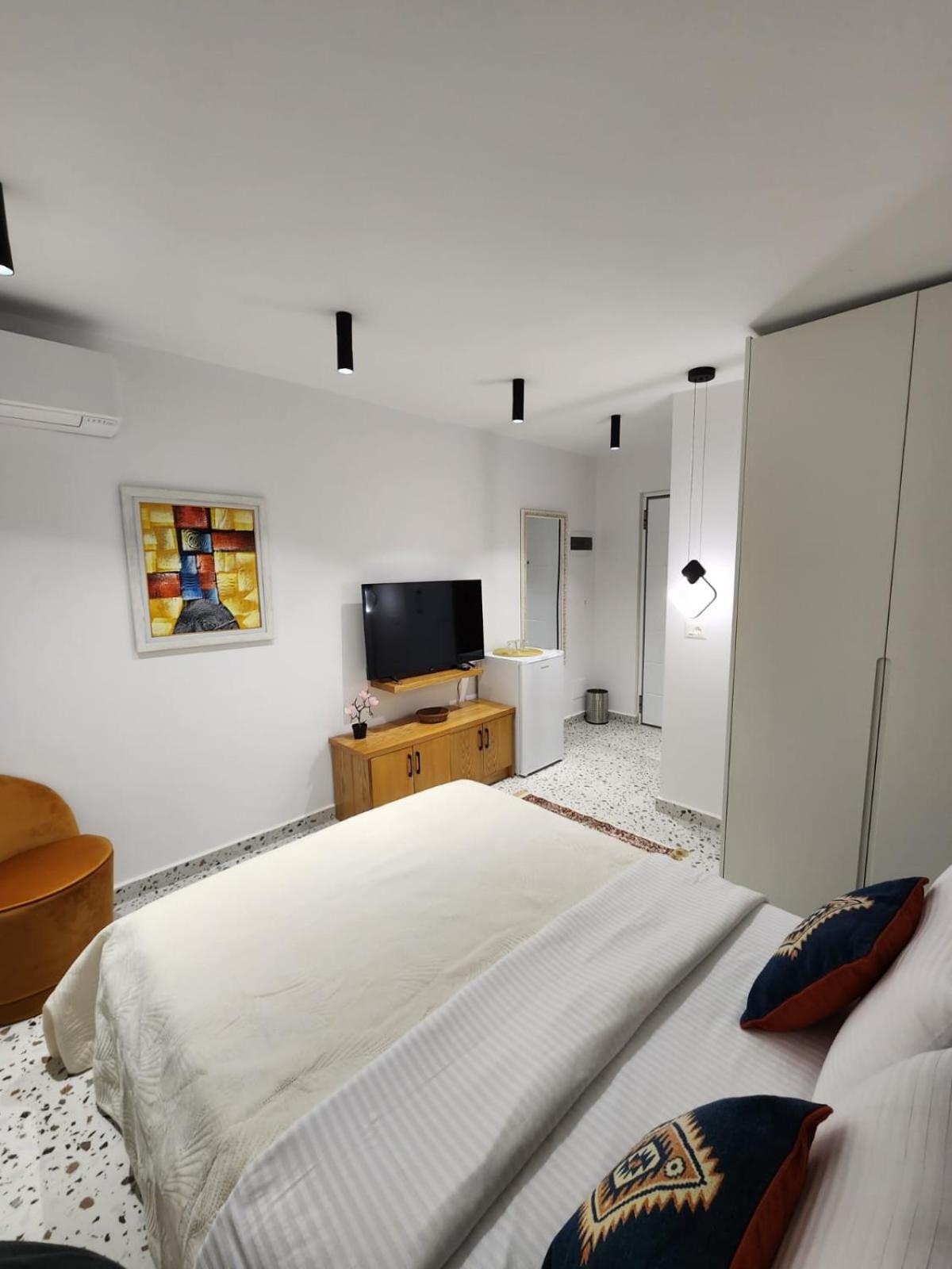 Pietro Guesthouse 3 Тирана Екстер'єр фото
