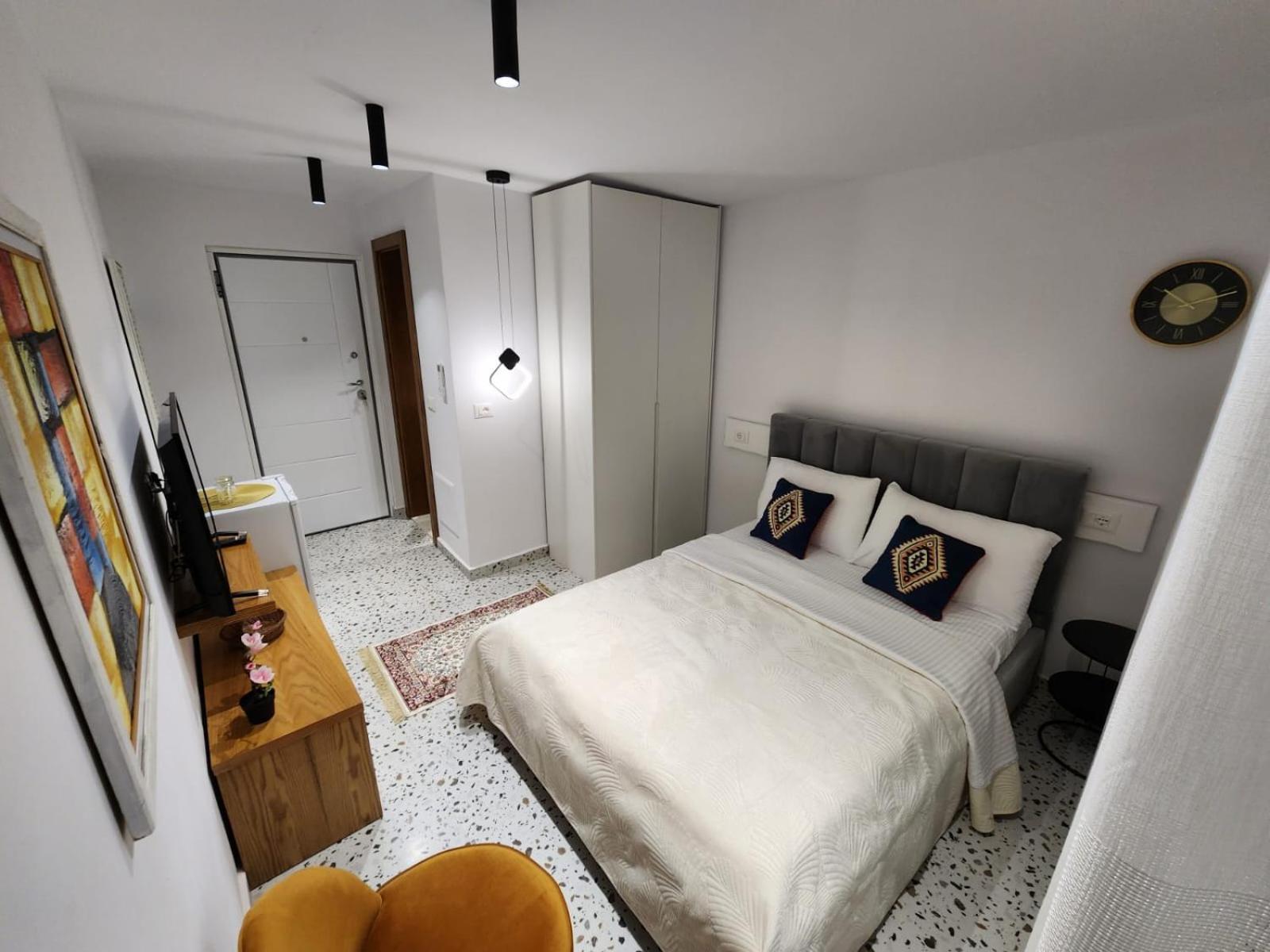 Pietro Guesthouse 3 Тирана Екстер'єр фото